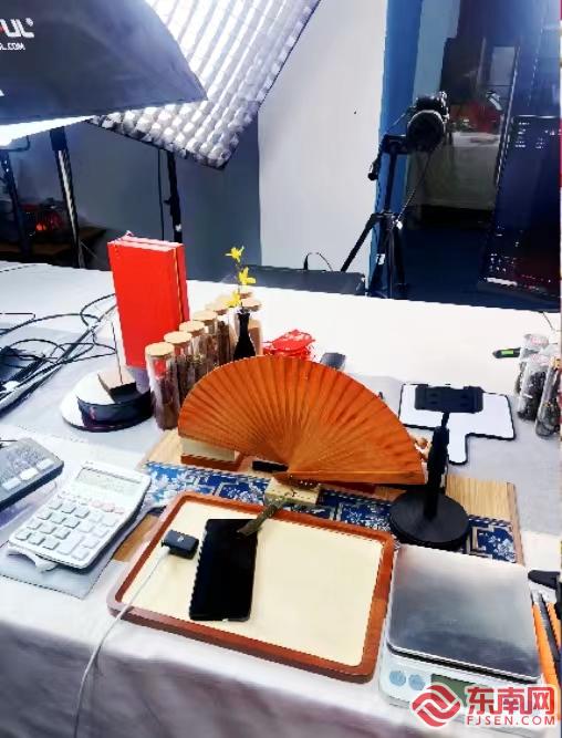 青春帶貨新力量 福州外語外貿學院學子化身助銷員，助力家鄉紅木工藝品走向更廣闊市場